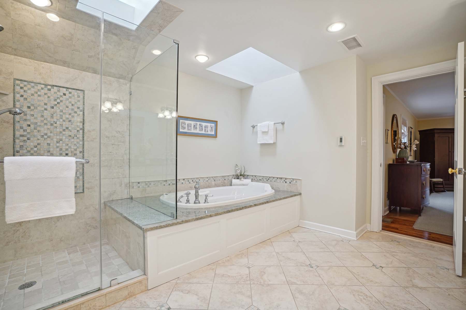 37 Coniston Road, Short Hills Primary Bathtub