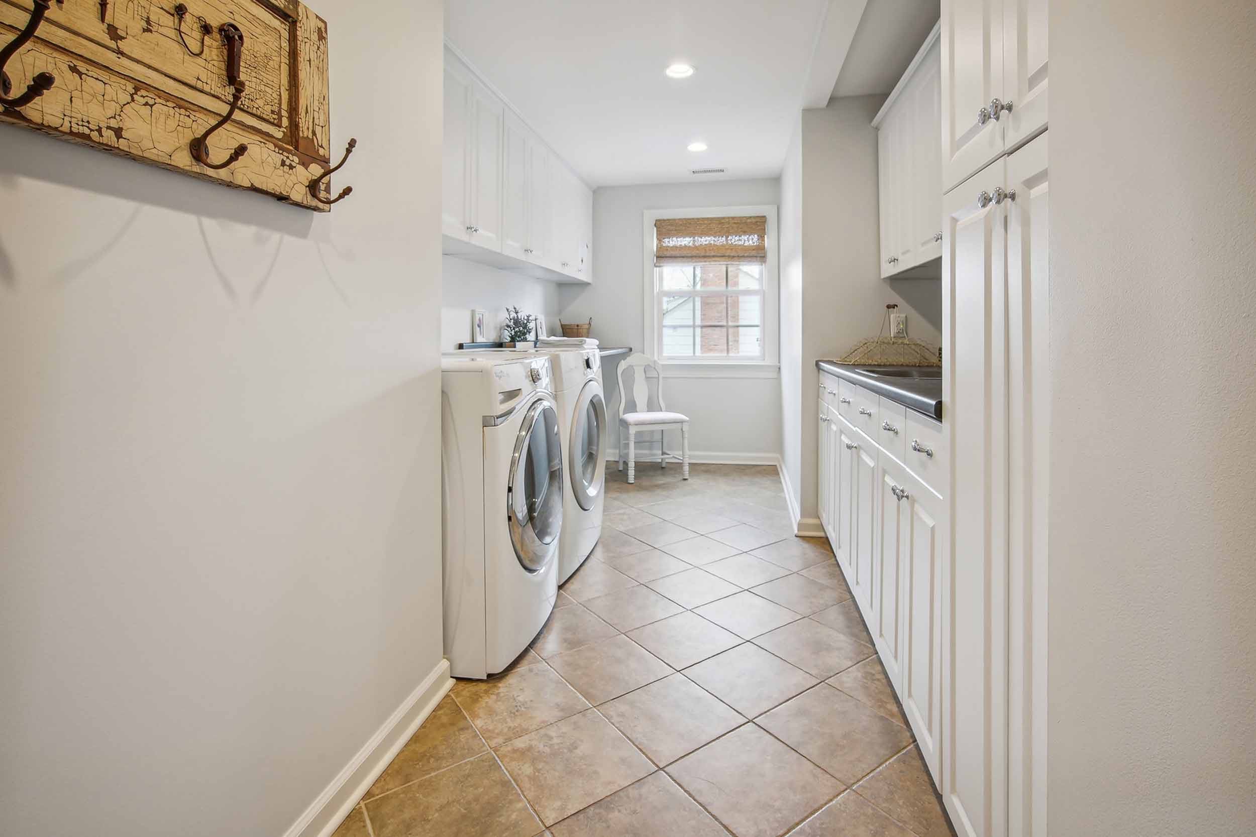 86 Knollwood Road, Short Hills Laundry room