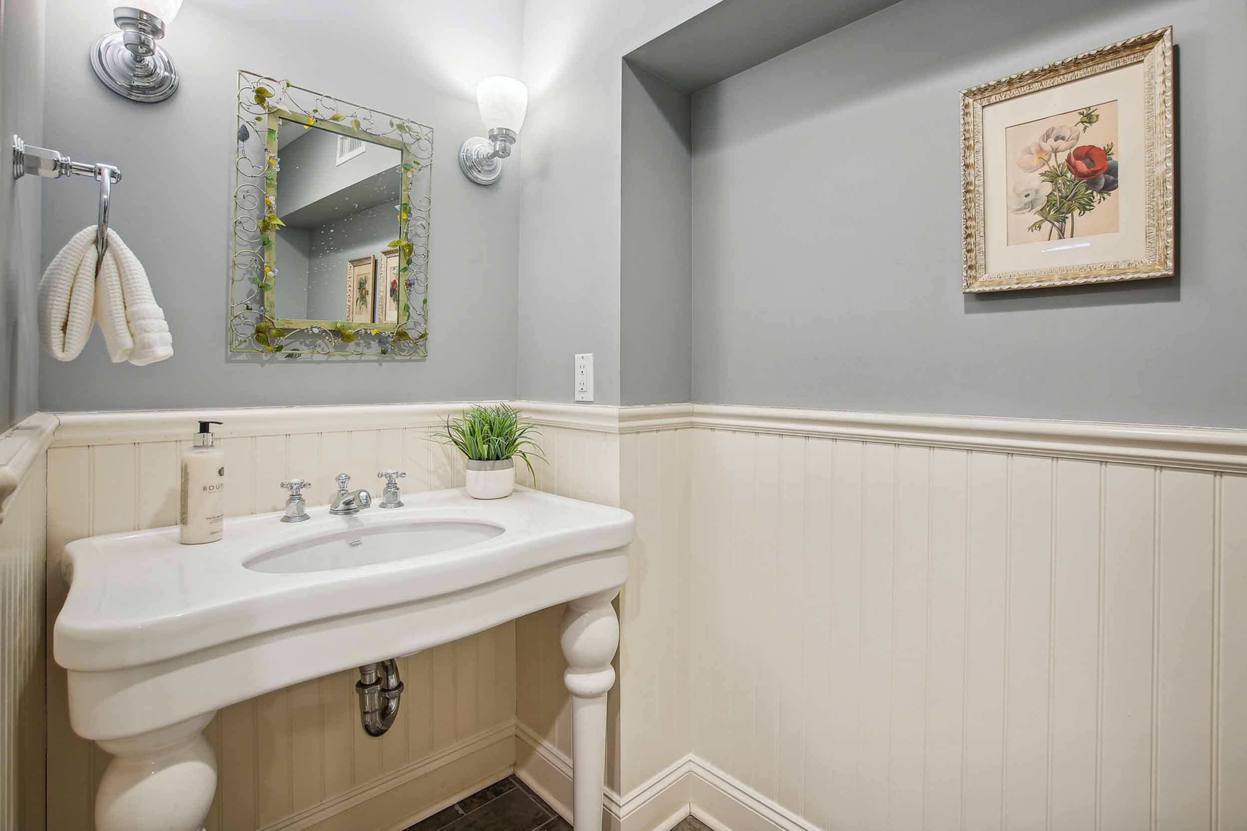 86 Knollwood Road, Short Hills Powder room