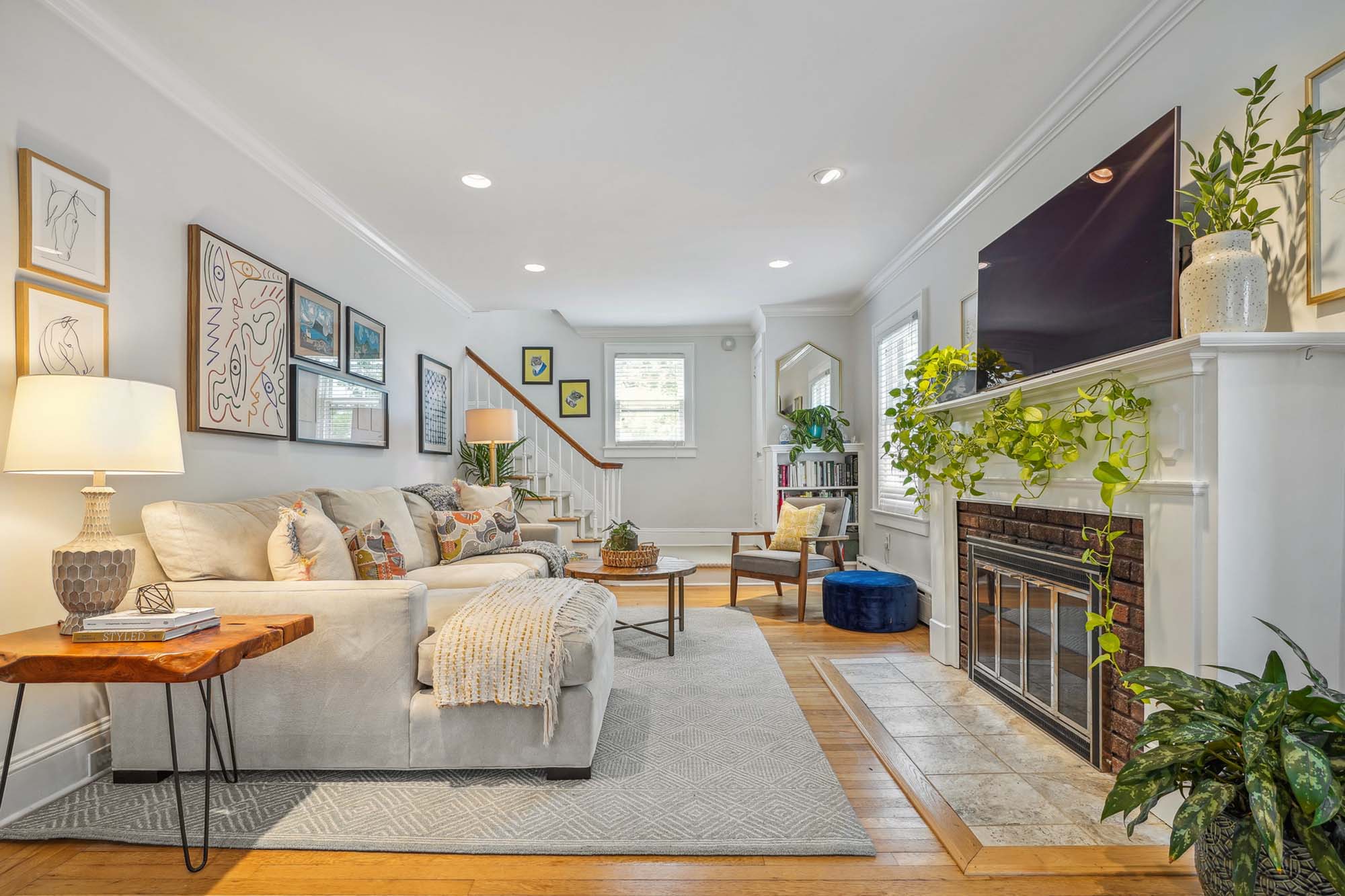 92 Oakview Ave Maplewood - livingroom