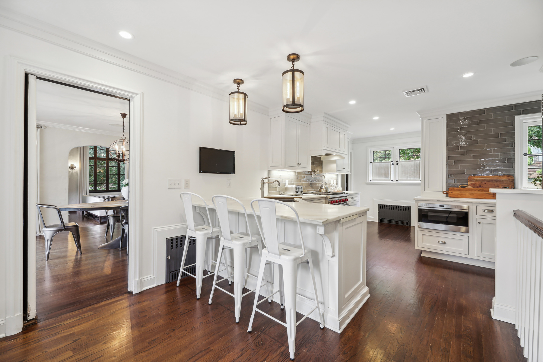 20 Midhurst Road, Short Hills Kitchen Counter Seating