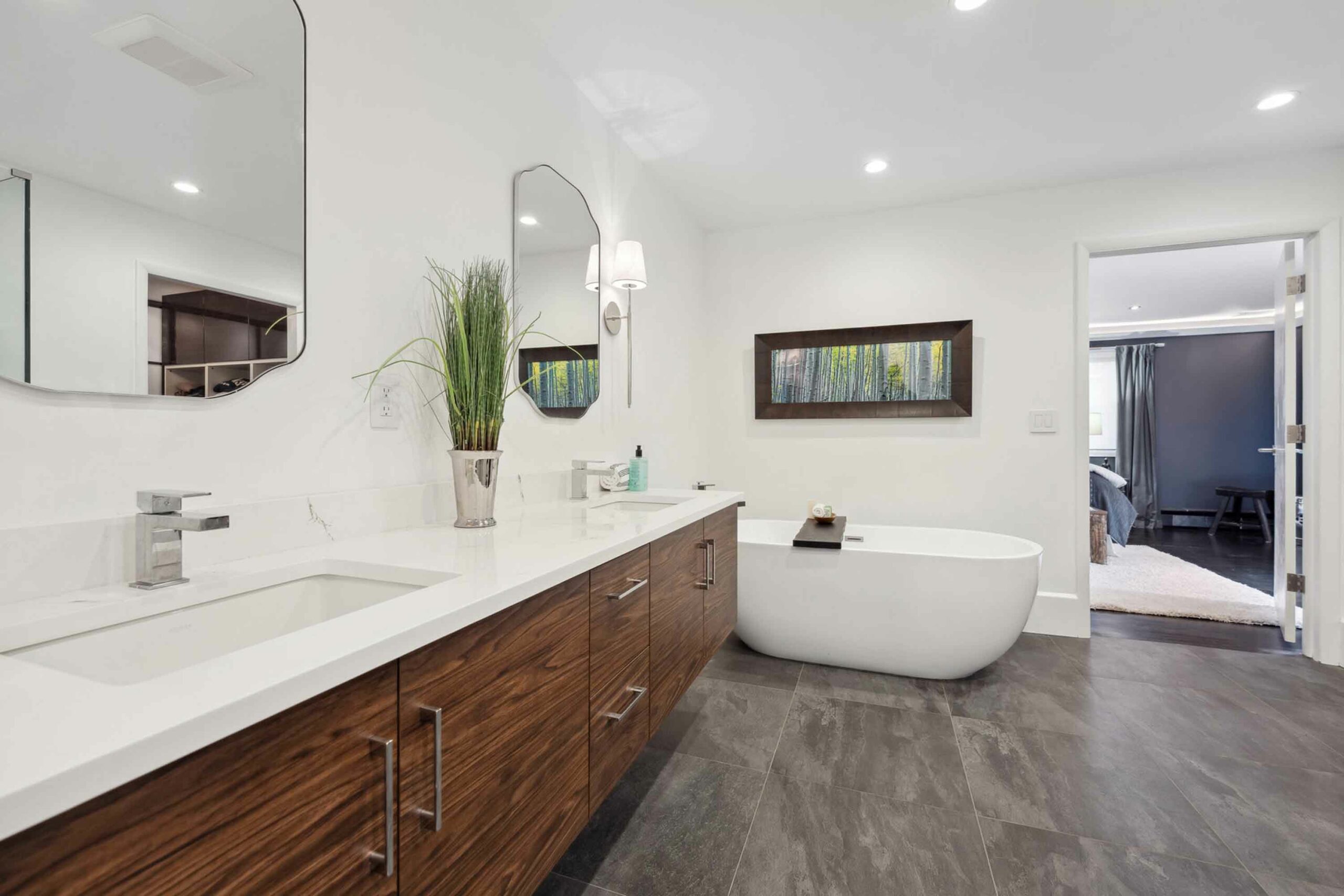 10 Beacon Road, Short Hills - Primary bath vanity and tub