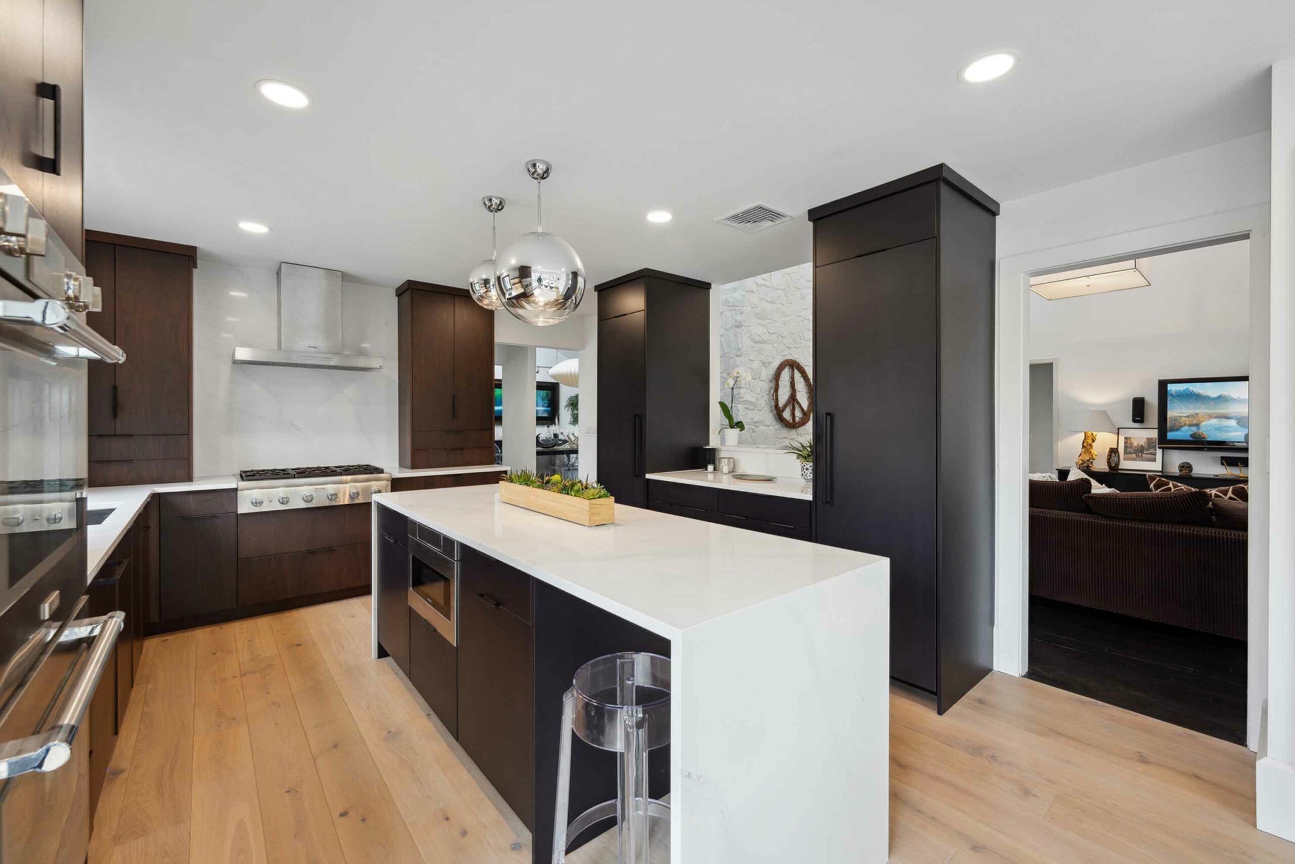 10 Beacon Road, Short Hills - Kitchen island to living room