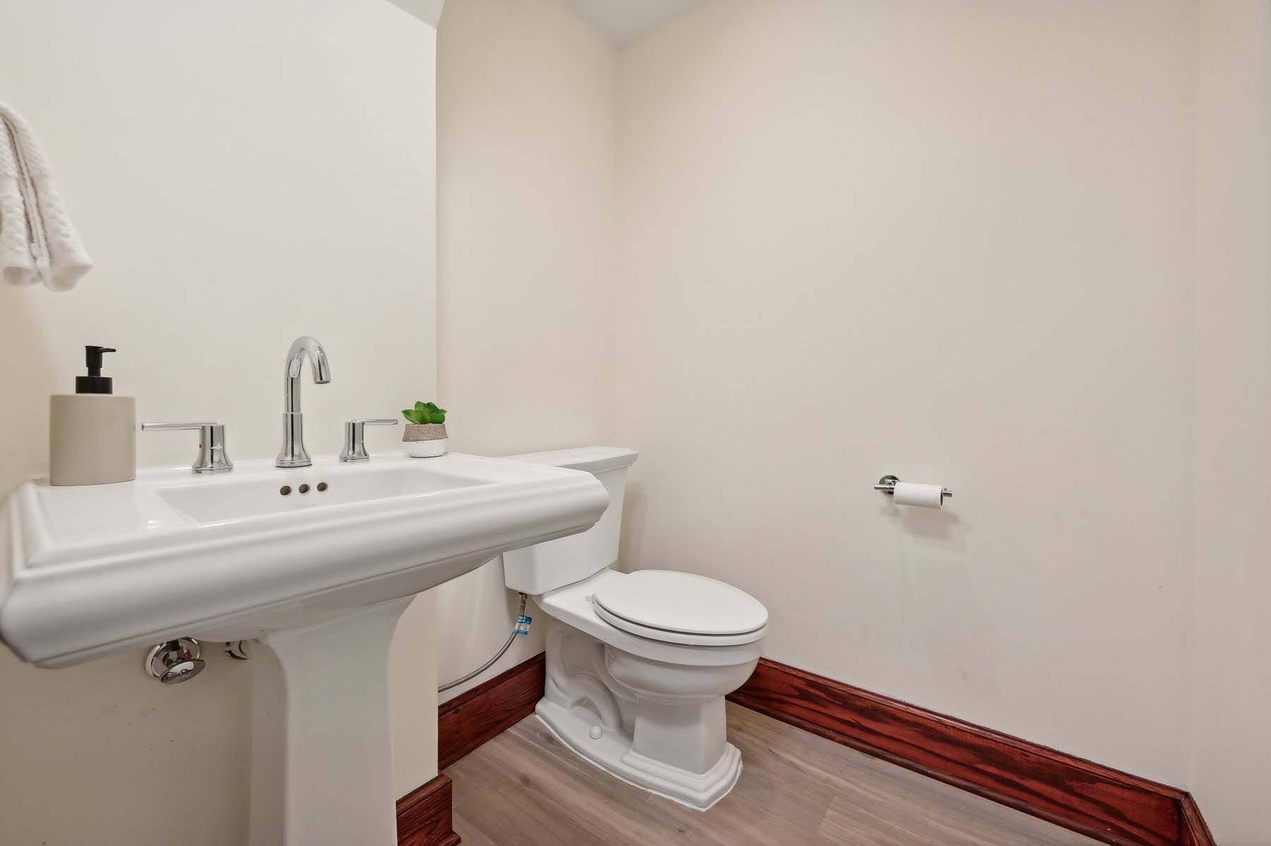 36 Sherwood Road, Short Hills - Powder Room