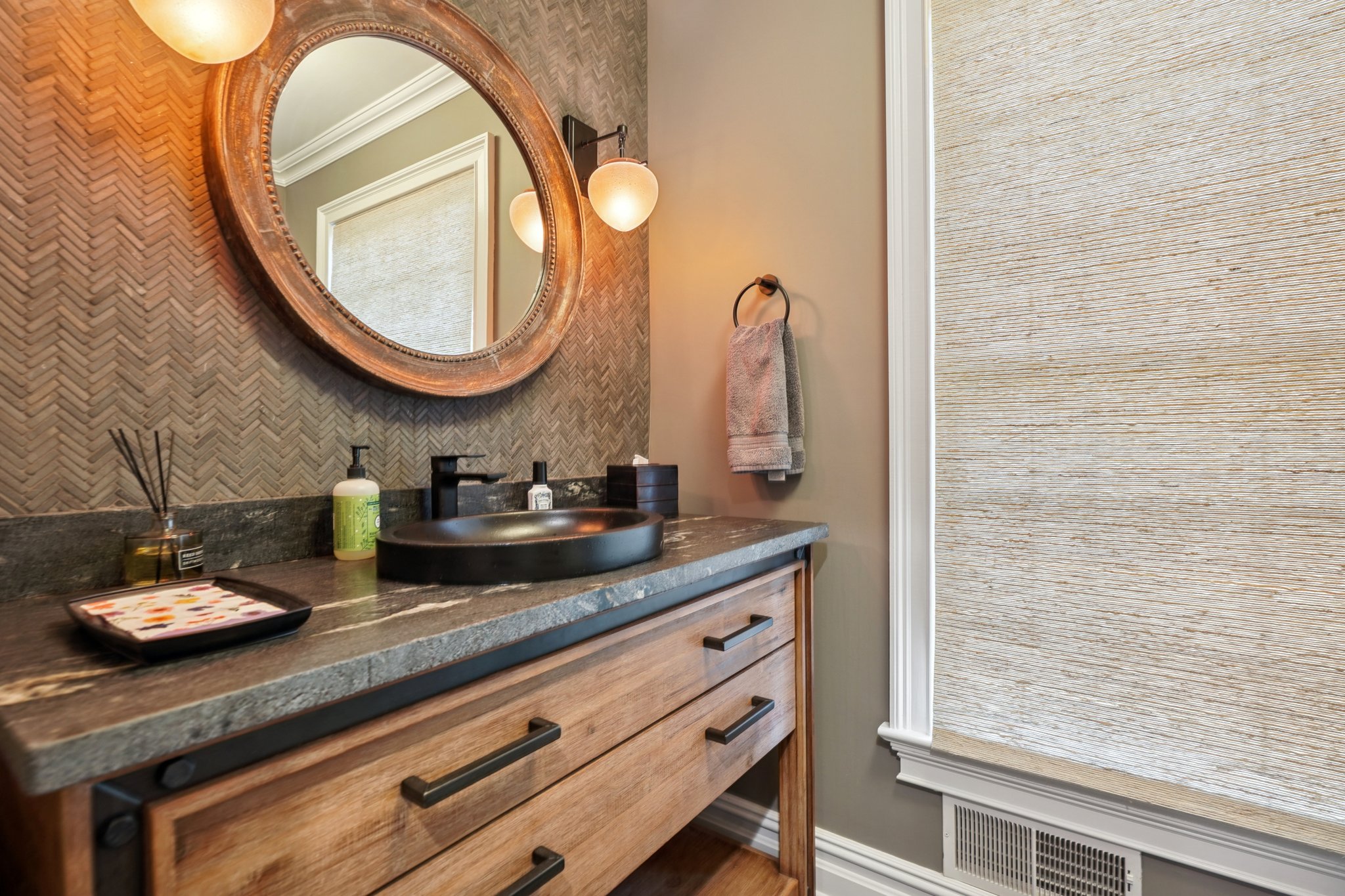 11 Oswego Lane, Short Hills - Powder Room