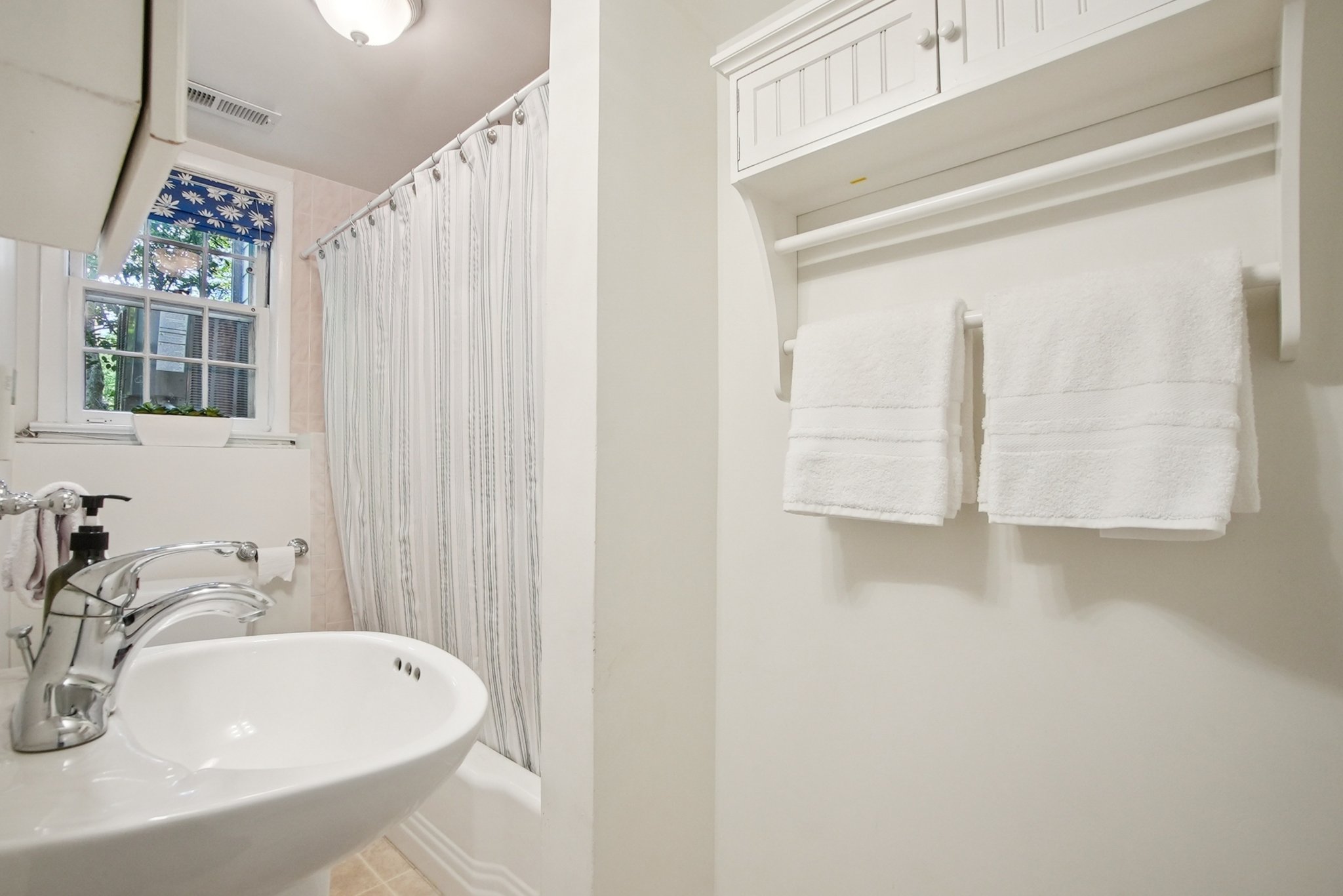 5 Barry Lane, Short Hills - Bathroom