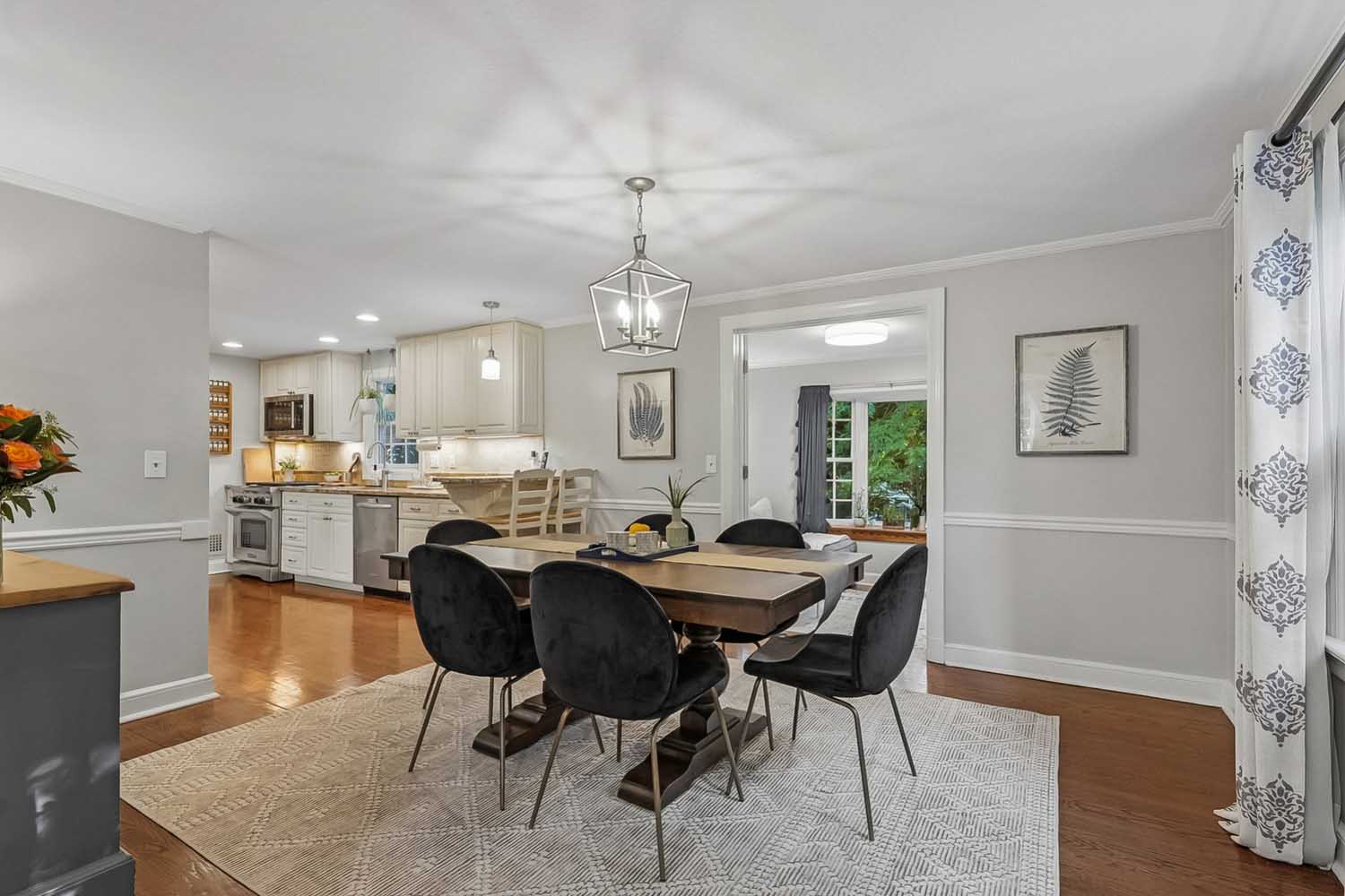 10 60 Wellington Ave - Dining room opens to kitchen and family room - The Elizabeth Winterbottom Team