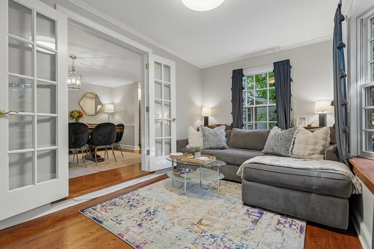 18 60 Wellington Ave - Cozy family room off kitchen and dining room - The Elizabeth Winterbottom Team