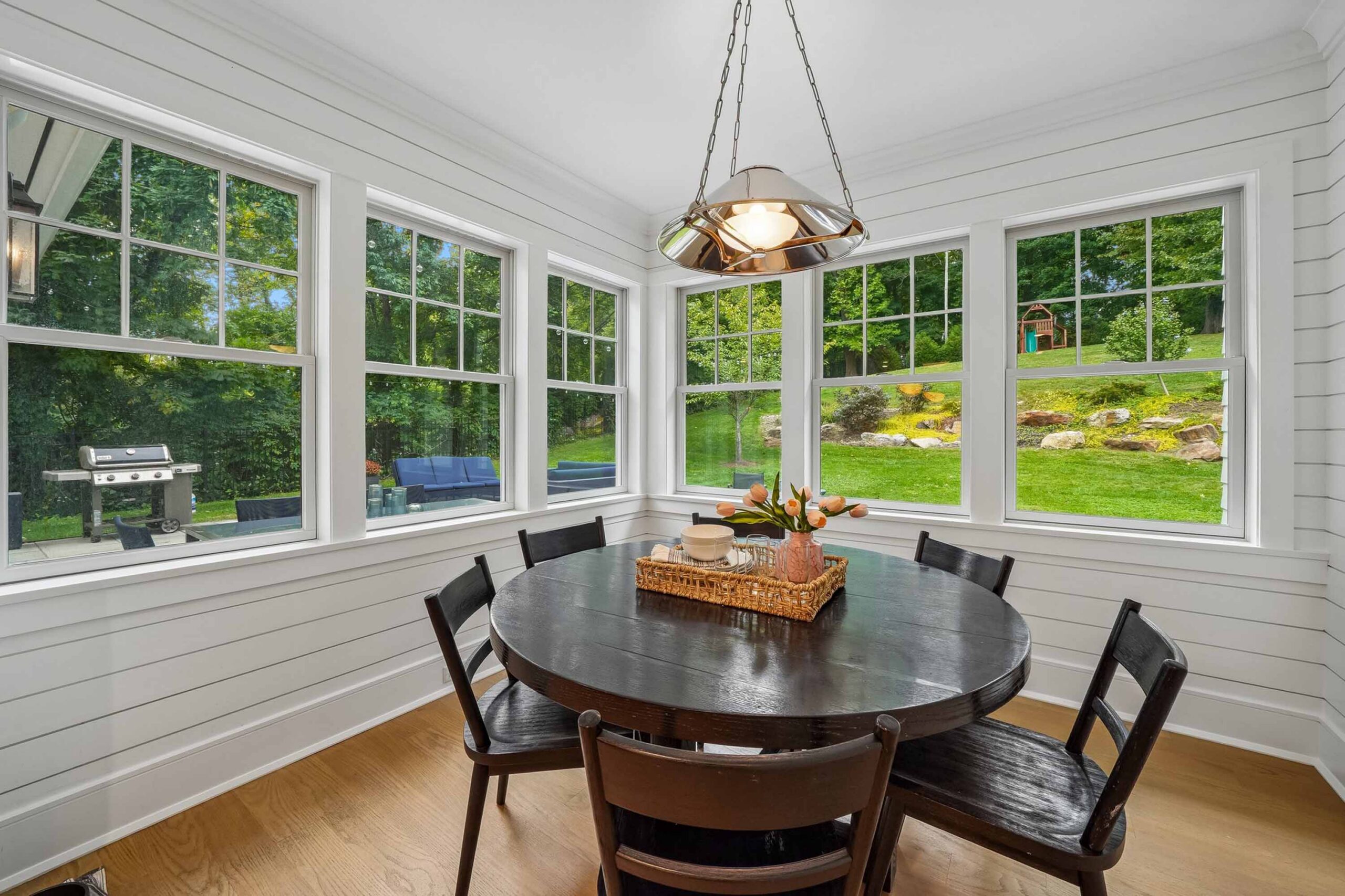 20 23 Woodfield Drive - Breakfast area - The Elizabeth Winterbottom Team