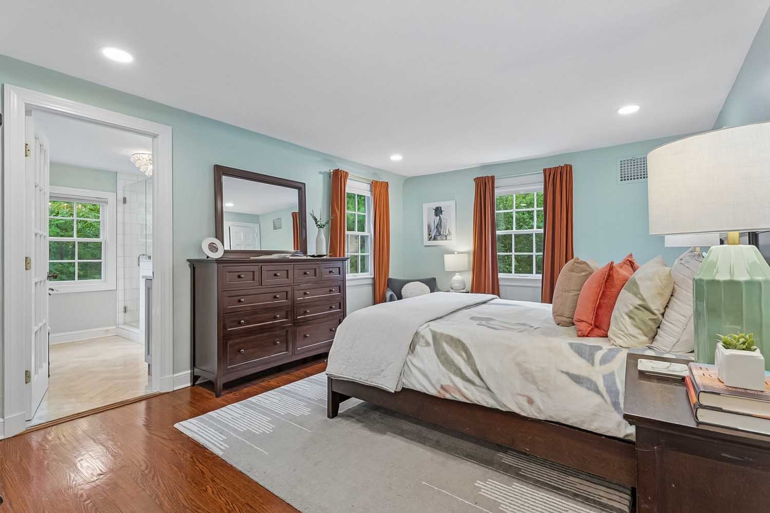 20 60 Wellington Ave - Spacious primary bedroom with ensuite bath - The Elizabeth Winterbottom Team