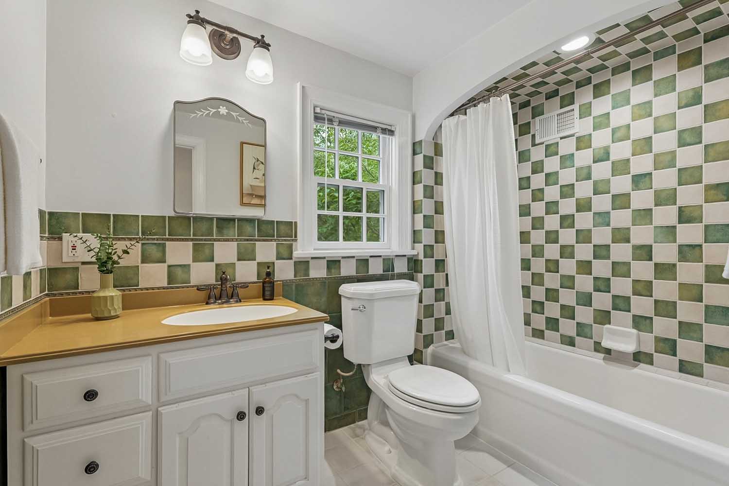 27 60 Wellington Ave - Hall bath - The Elizabeth Winterbottom Team