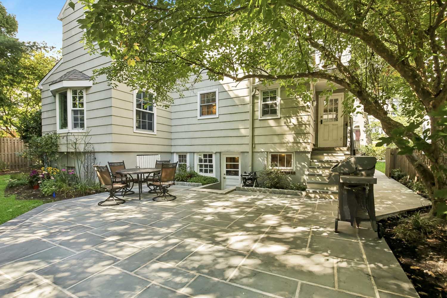 40 60 Wellington Ave - Beautiful new Bluestone patio - The Elizabeth Winterbottom Team
